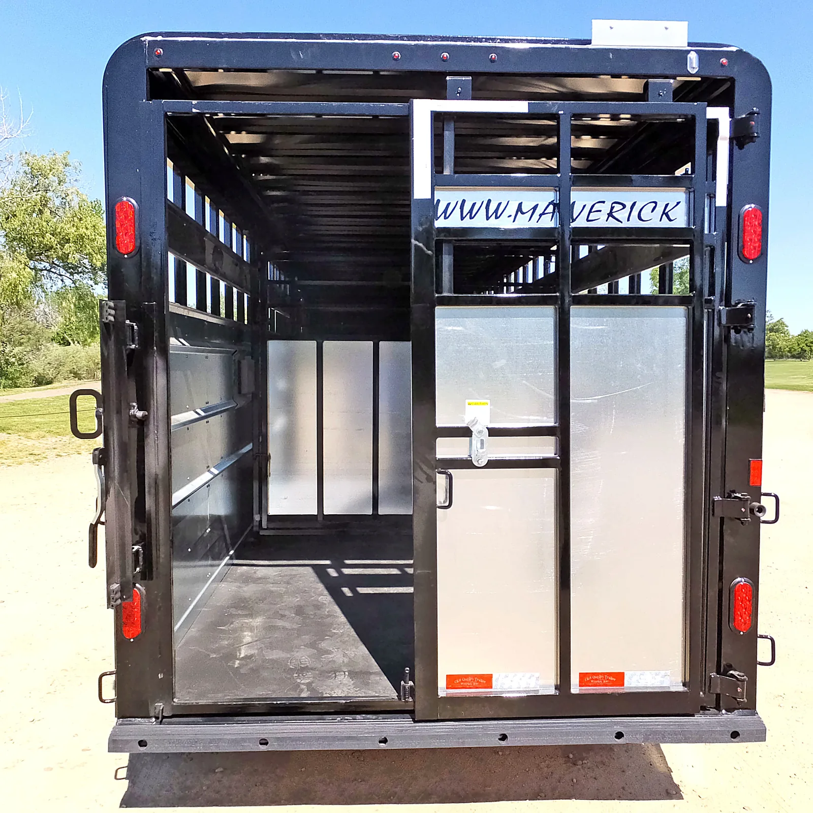 Maverick HD Gooseneck Stock rear gate with slider.